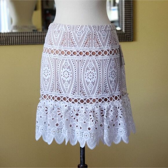 Michael Kors Medallion White Lace Lined Skirt - Picture 3 of 8